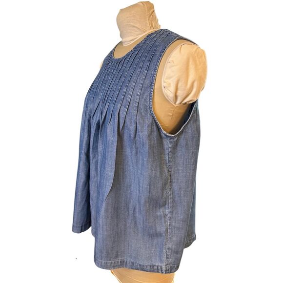 GAP Denim Chambray Sleeveless Top Sz. XL Pin Tuck Pleats Keyhole Closure - Picture 4 of 8